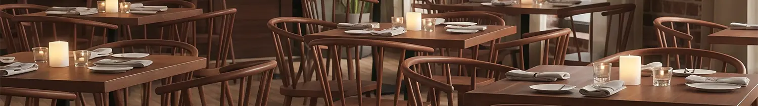 tables et chaises de restaurant en bois dans une salle